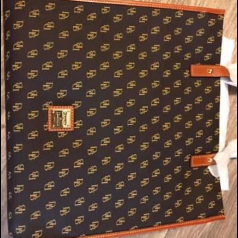 Dooney & Bourke pocketbook. New w\tags